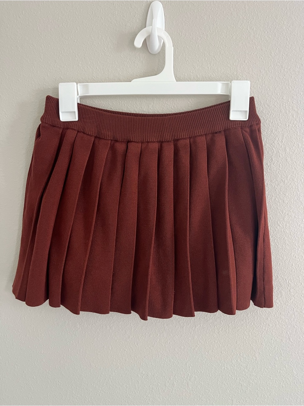 Daisy Pleated Sweater Skirt in Rust Brown Size M
